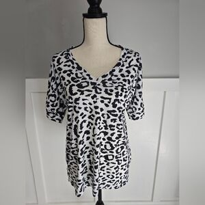 Black & White Leopard V-Neck Women's Top Sz M
